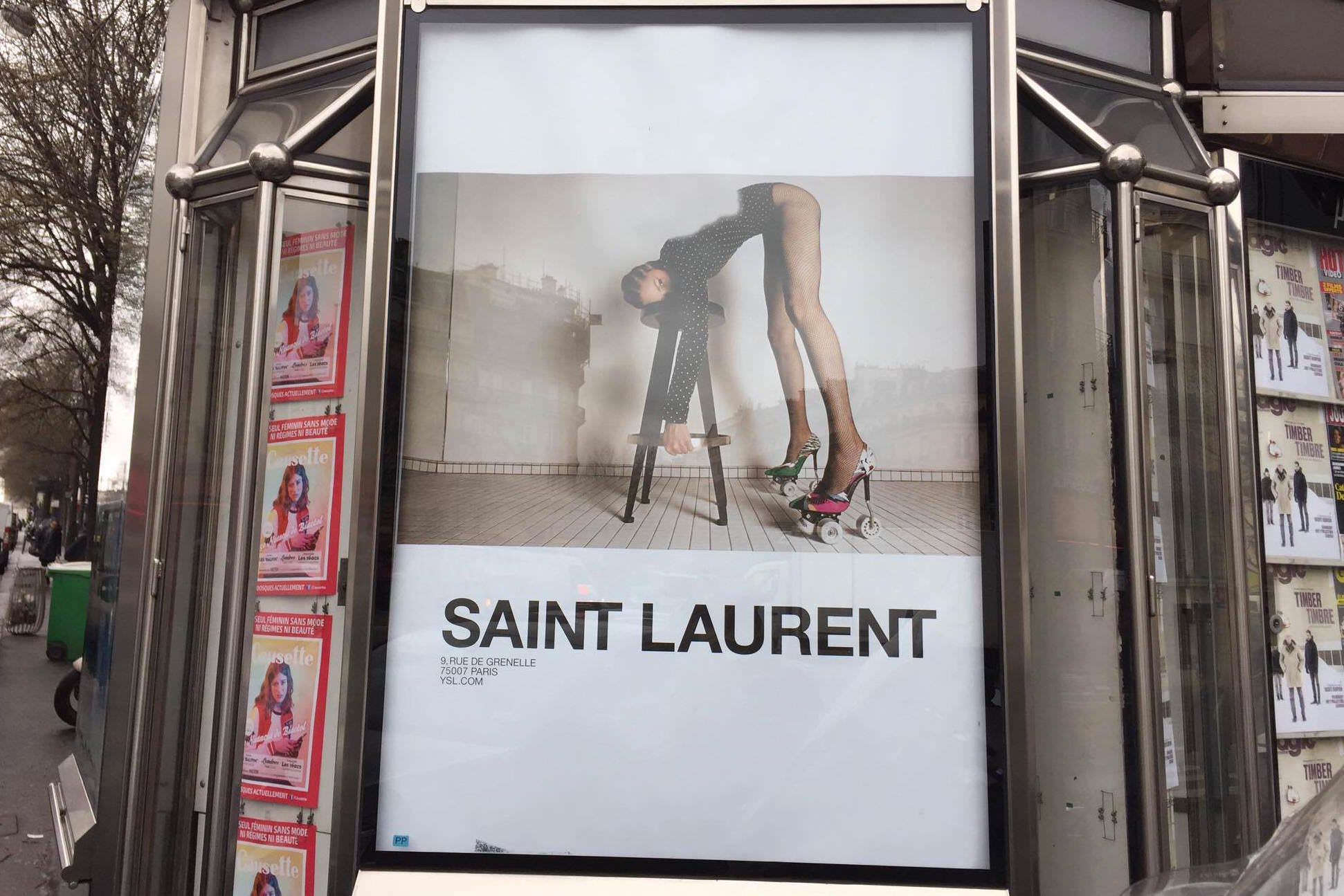 「女性蔑視」と大炎上のサンローラン「網タイツ」広告 現地パリで激写 – Sirabee