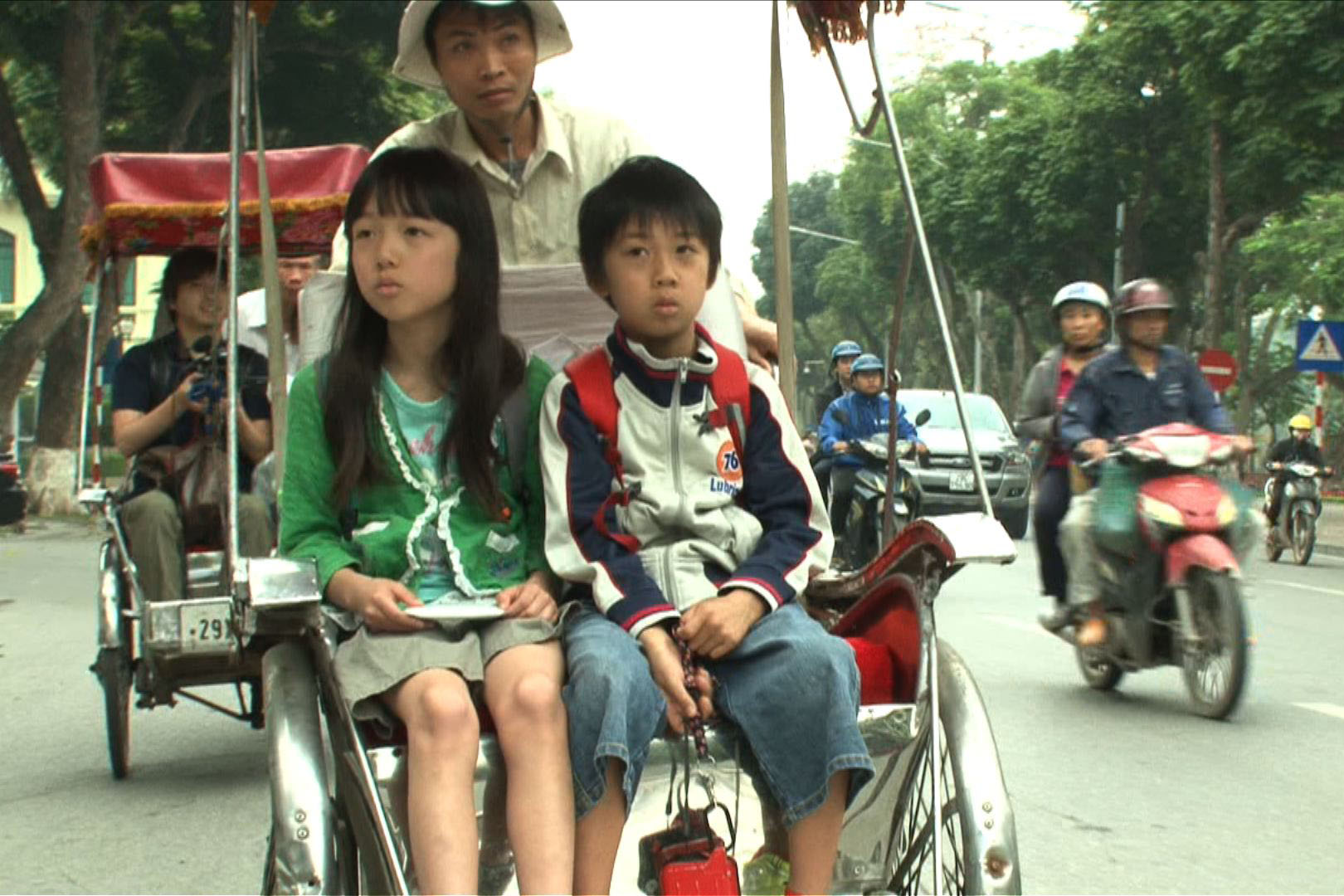 子供だけでお父さんの海外単身赴任先へ「世界で働くお父さん」 Sirabee