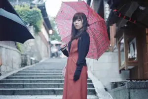 突然の雨！　高所得者でもビニ傘を買うのはもったいないと思うもの？