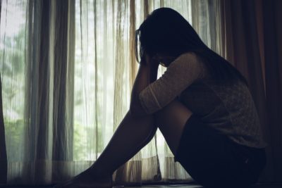 悲しむ女性