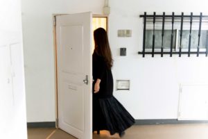 ひとり暮らしでも「ただいま」を言う？　女性は防犯対策に活用