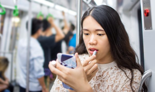 電車内メイク