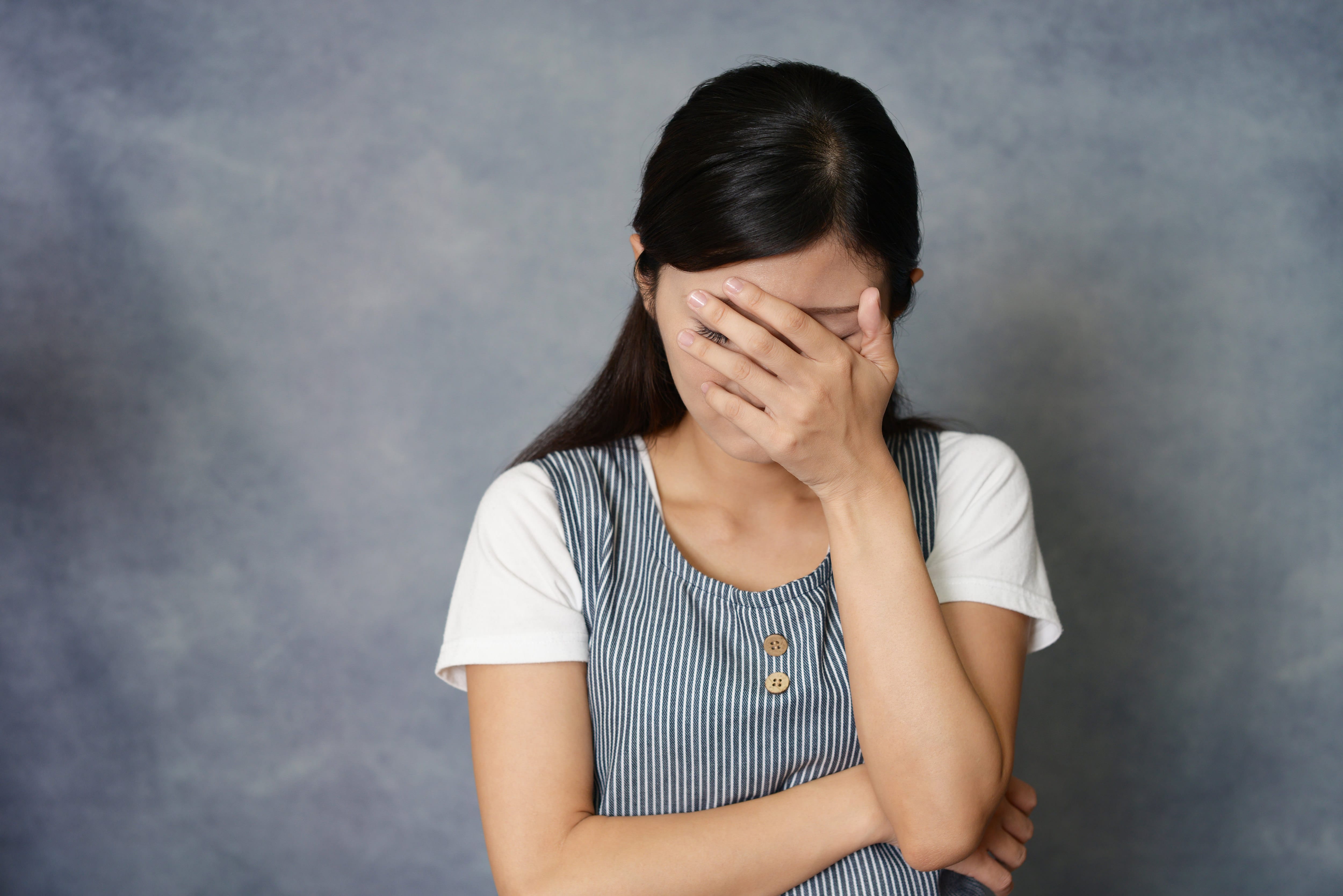悩む女性