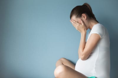 泣く妊婦