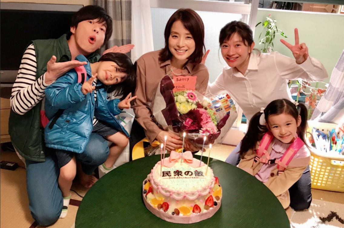 石田ゆり子 篠原涼子らから誕生日サプライズ 笑顔写真に かわいい の声 ニュースサイトしらべぇ