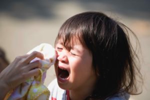 2歳児の頭を叩いて叱る夫　「痛さを学ばせるため」のしつけに賛否が相次ぐ