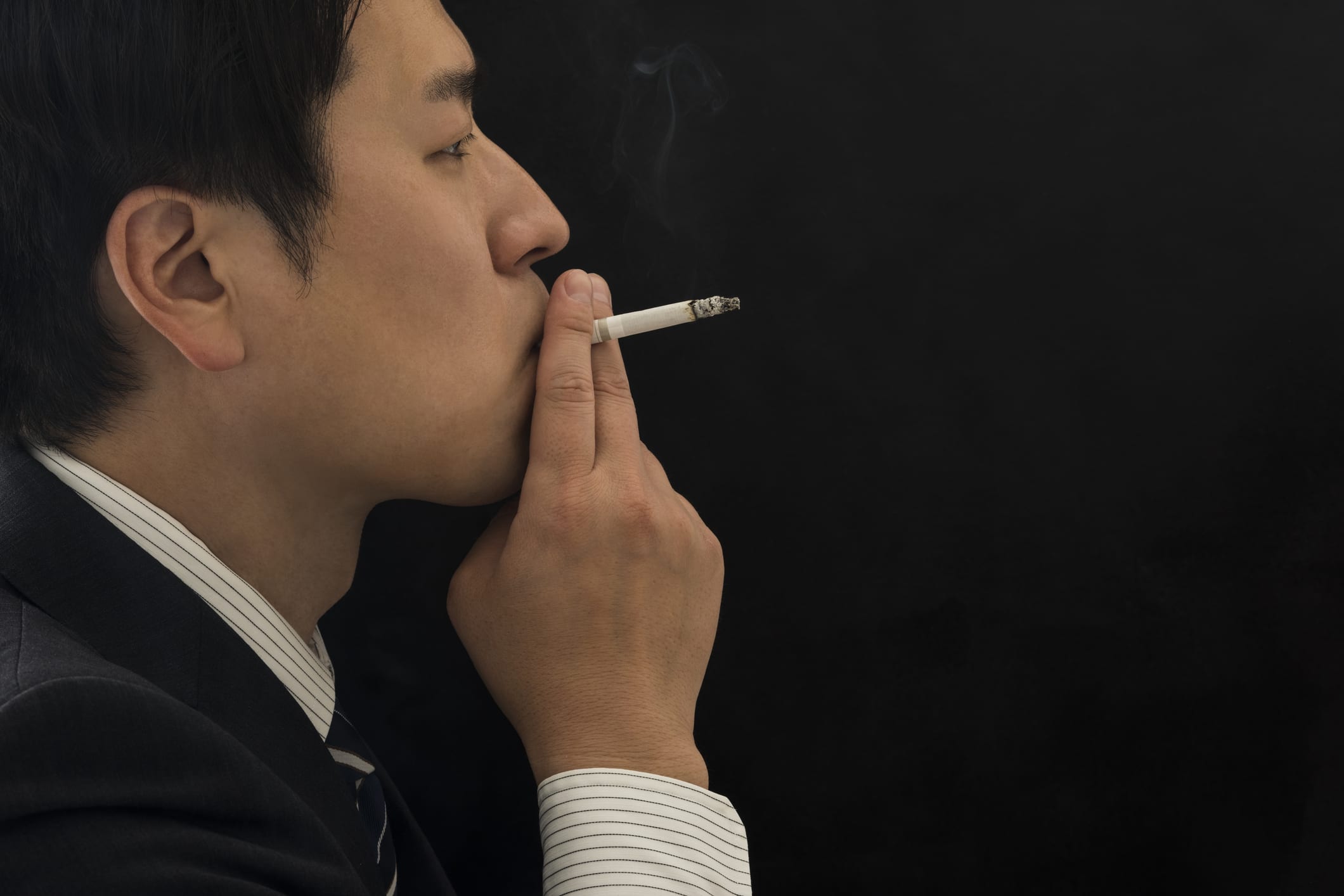 Сигареты для некурящих актеров купить. Донни йен курит. Курящие японцы. Курение в Японии. Курящий человек.