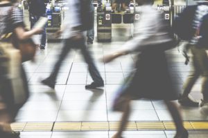 新宿駅で「女性にぶつかる男」の動画が拡散　「理由がわかるかも」と男性の本音も