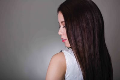 女