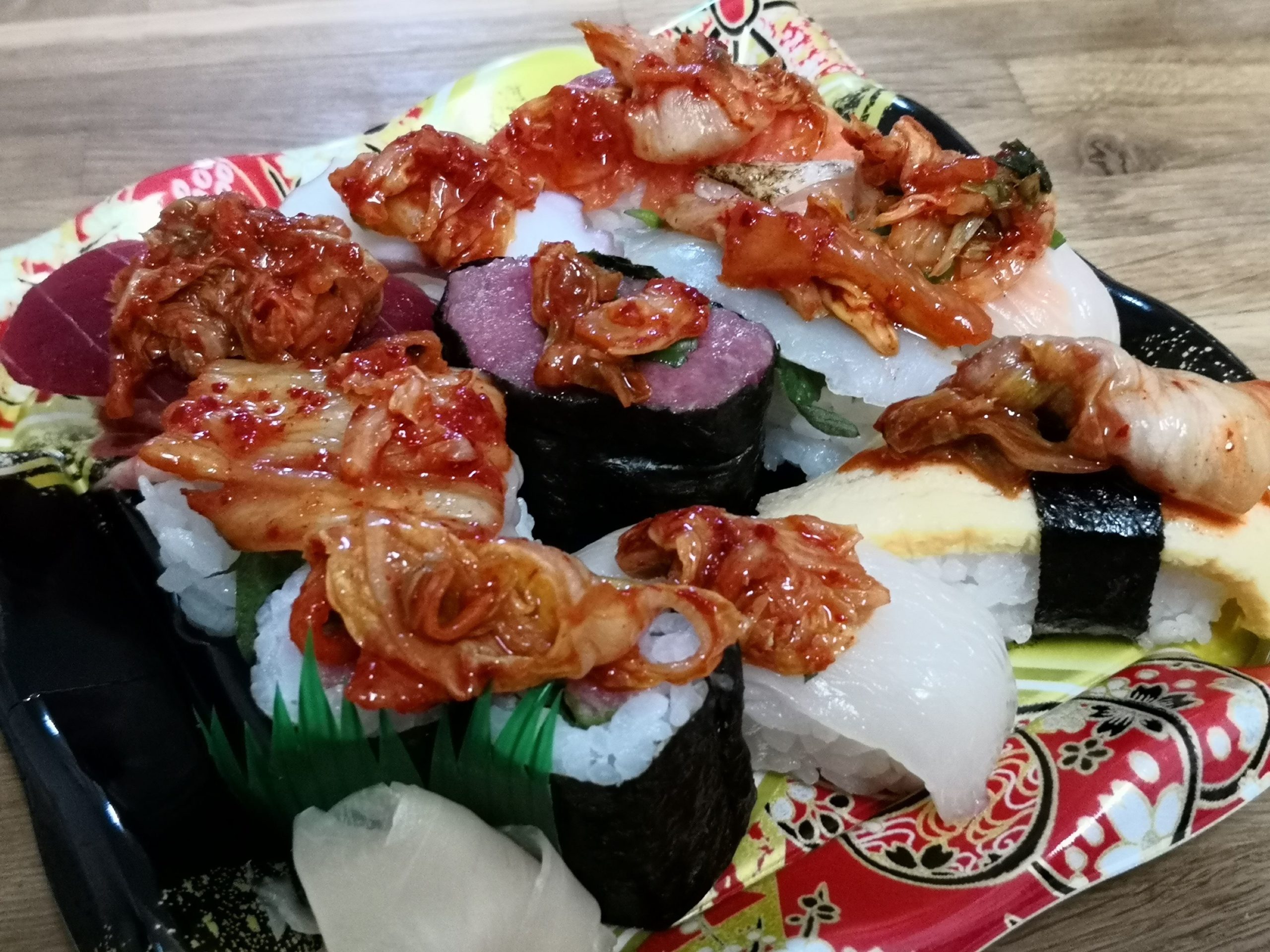 韓国スシローもメニュー化 「寿司のキムチ乗せ」が日本人も納得のウマさ – Sirabee