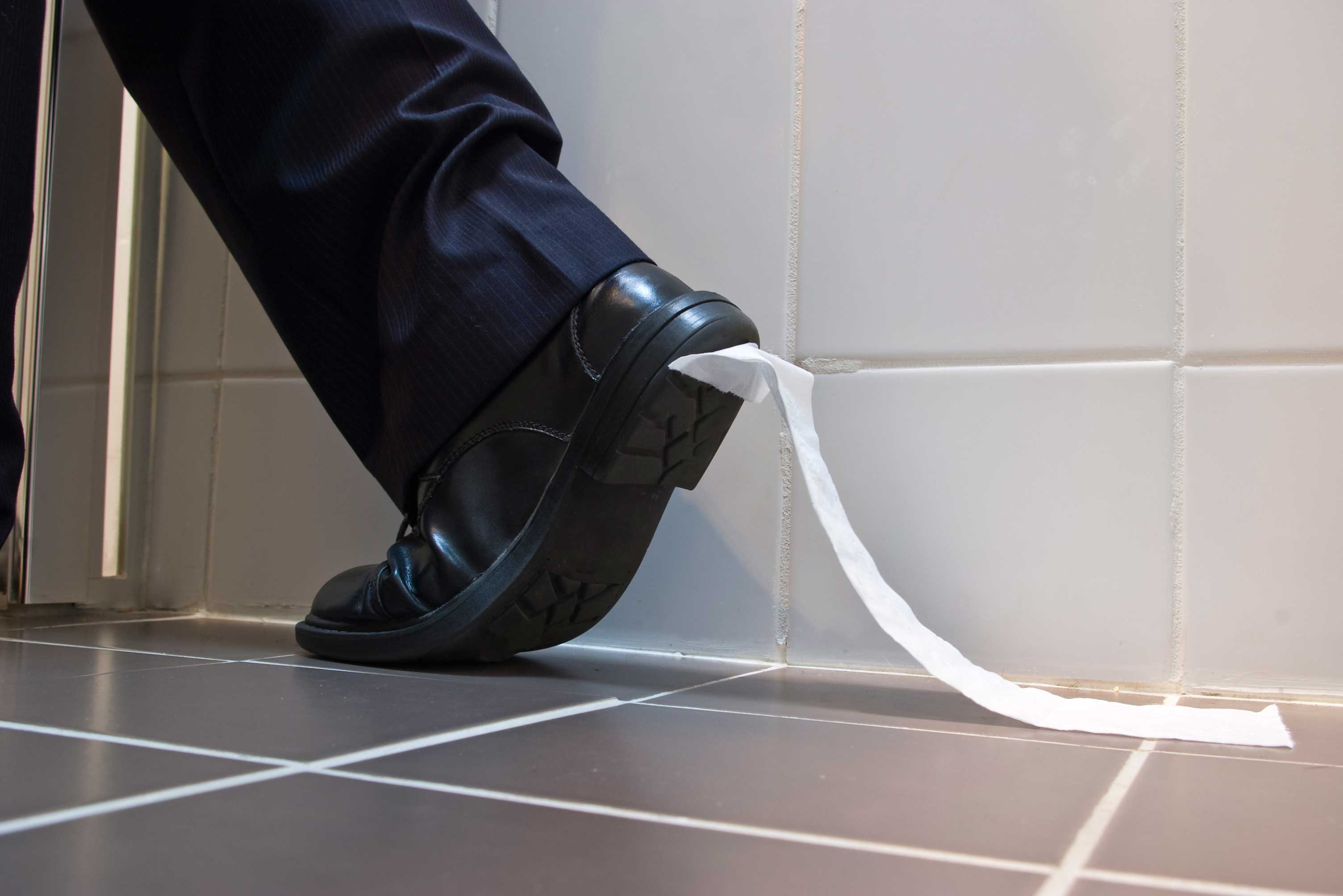 トイレットペーパーを引きづる