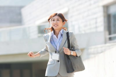 走る女性