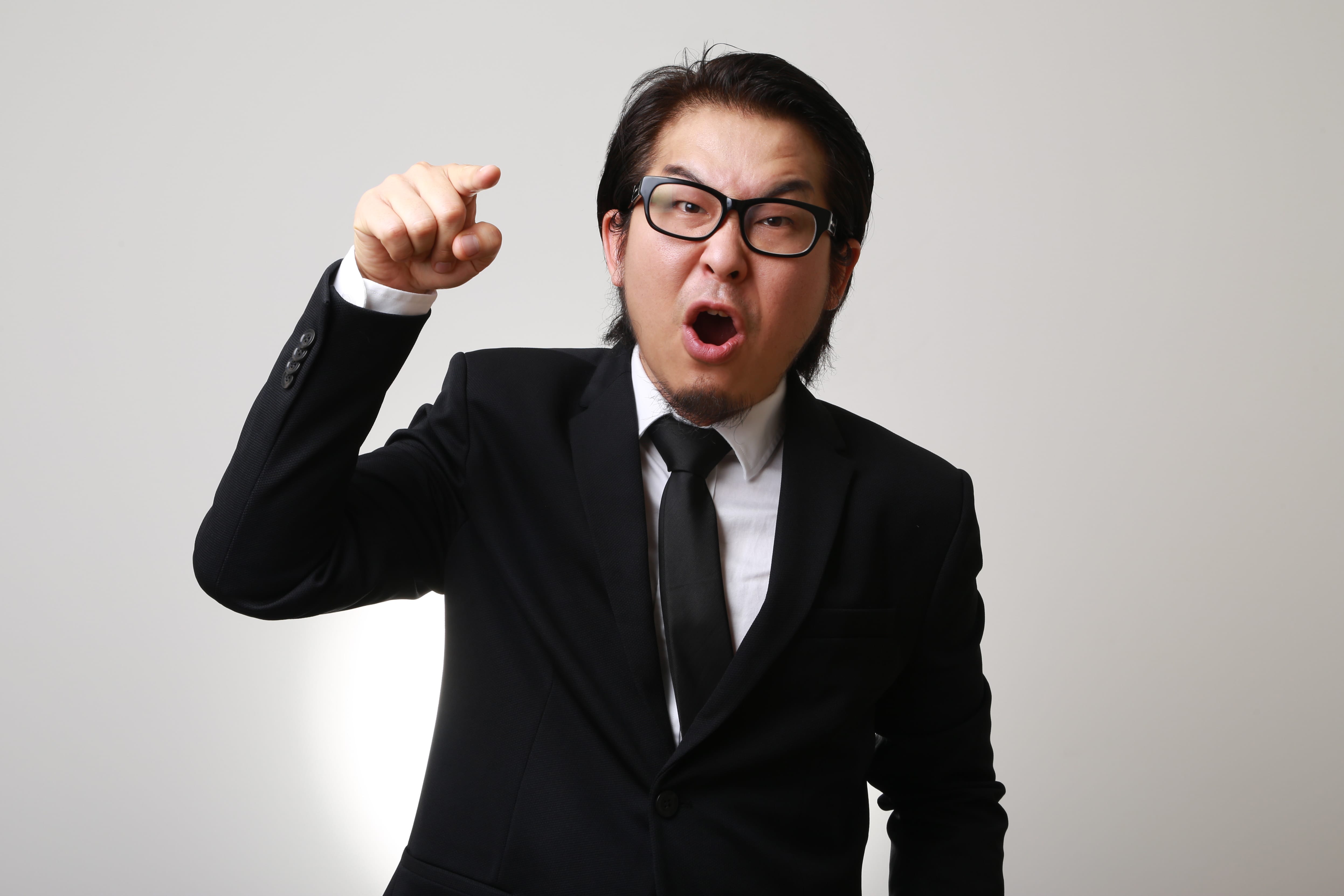怒る男性