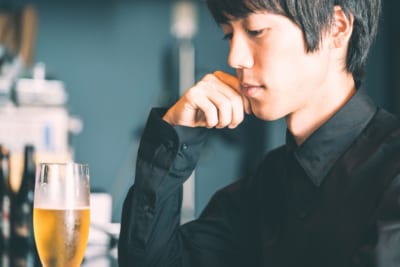 ビールを飲む男性