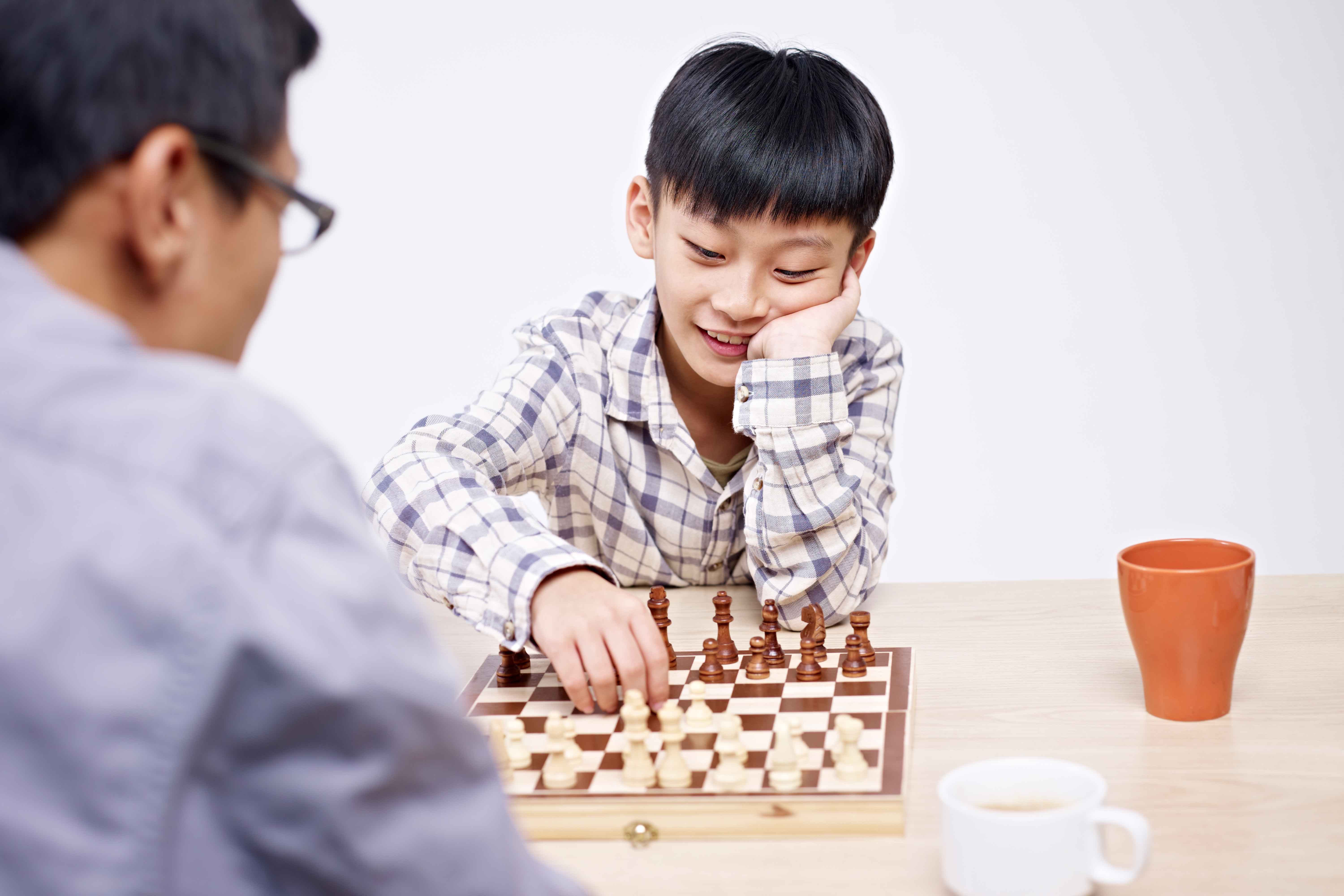 Папа играет в шахматы. Дети играют в шахматы. Шахматы Азиат. Папа с шахматами. Дети играют в шахматы Азиат.