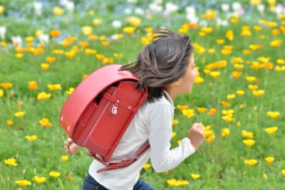 花畑を走る小学生