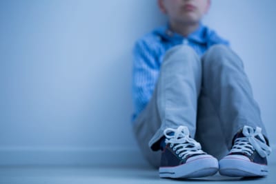 悲しげに座り込む少年