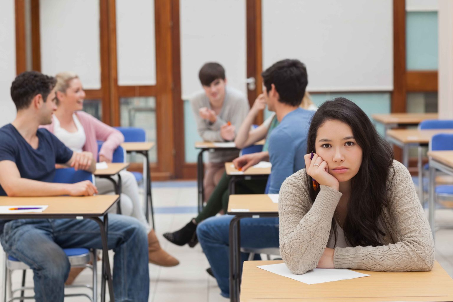 初対面だと話せない人も安心? 「人見知りは甘え」は少数派と判明 Sirabee