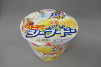 スーパーカップ1.5倍 バニラ風味のクリーミーシーフード味ラーメン