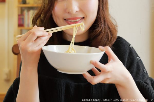 女性・食事・ラーメン