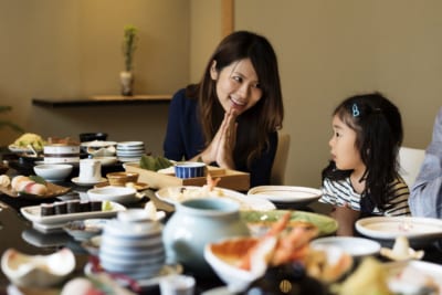 食事する親子