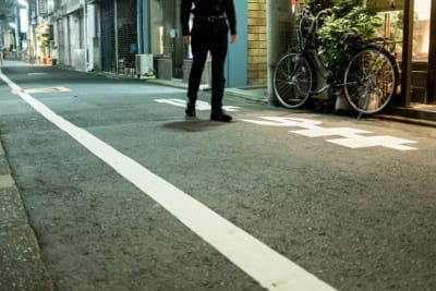 夜道を歩く男性