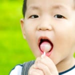 飴を舐める子供