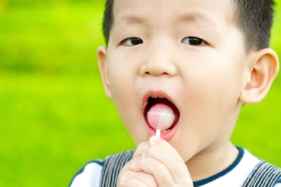 飴を舐める子供