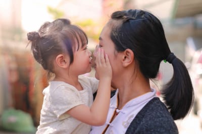 子供を抱きかかえる母親