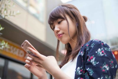 スマートフォンを持つ女性