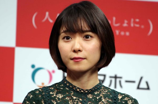 松岡茉優 机の下でナマ脚をチラリ キレイ 最高 と興奮の声 Sirabee