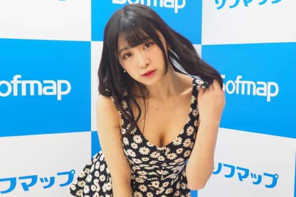 真島なおみ 胸が飛び出しそうなデニムワンピに反響 2つのお山が 目のやり場に困る ニュースサイトしらべぇ