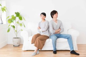 自分より優先する存在が許せない！　恋人の同棲友達にまで嫉妬し束縛も