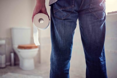トイレにいる男性