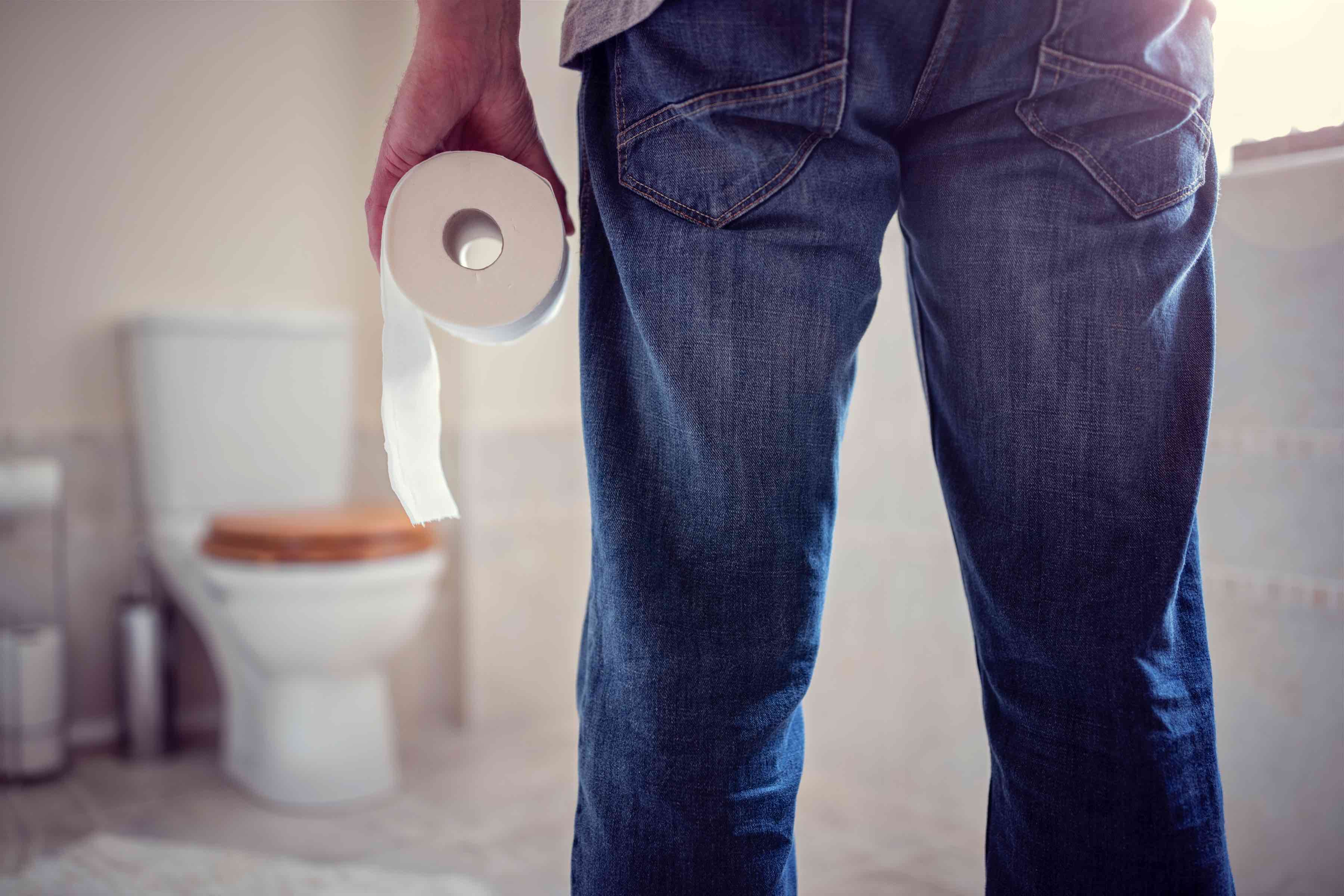 トイレにいる男性
