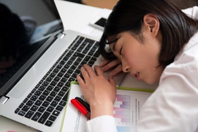 オフィスで眠る女性