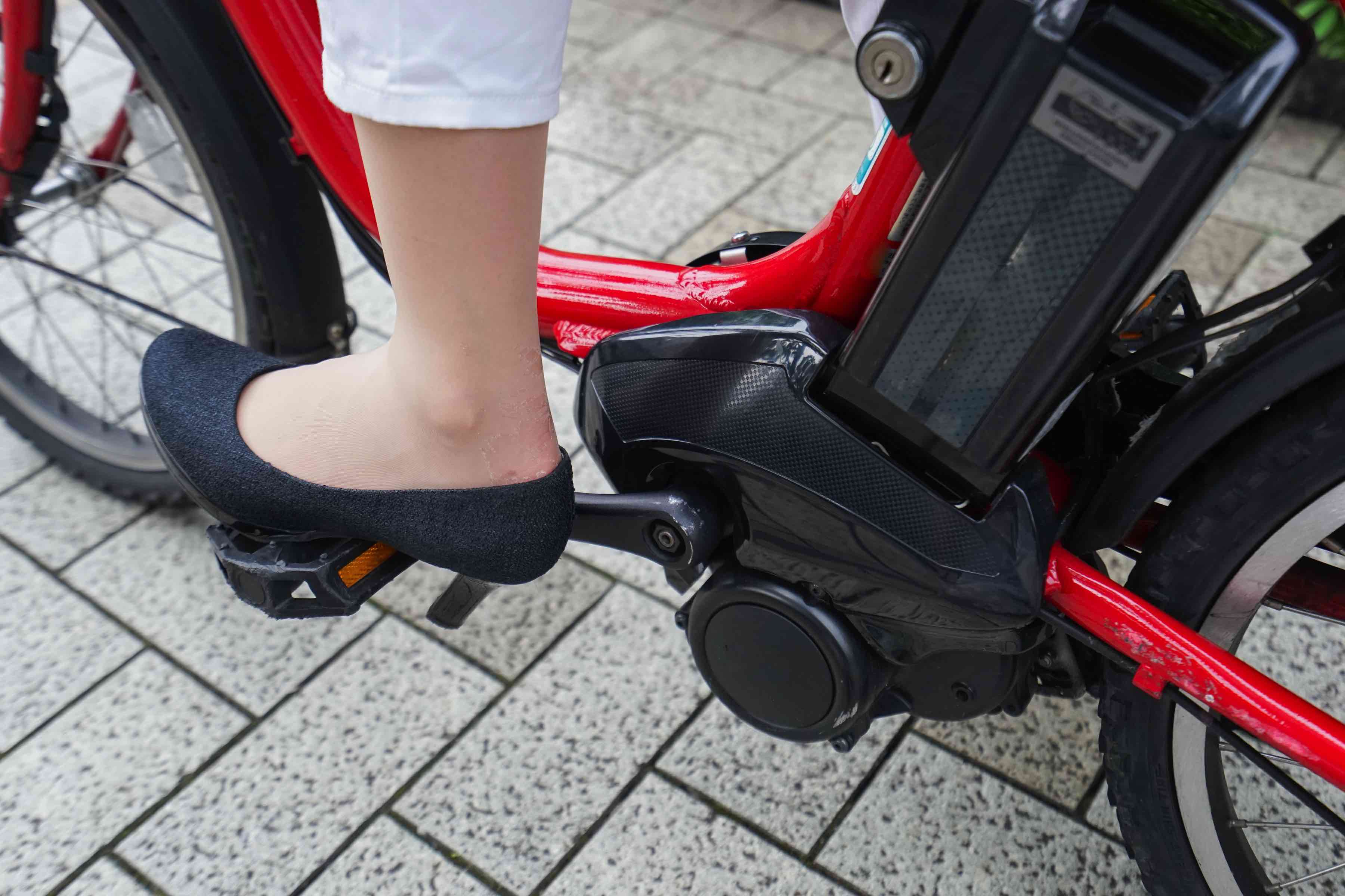 自転車を運転する女性