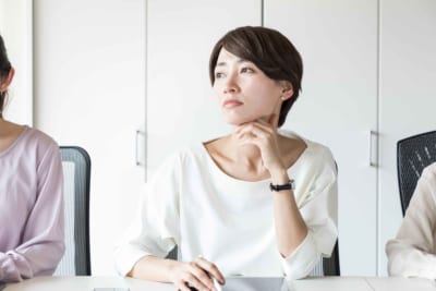 女