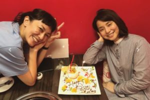 石田ゆり子、板谷由夏のサプライズにハニかみ笑顔　「素敵な関係」と反響相次ぐ