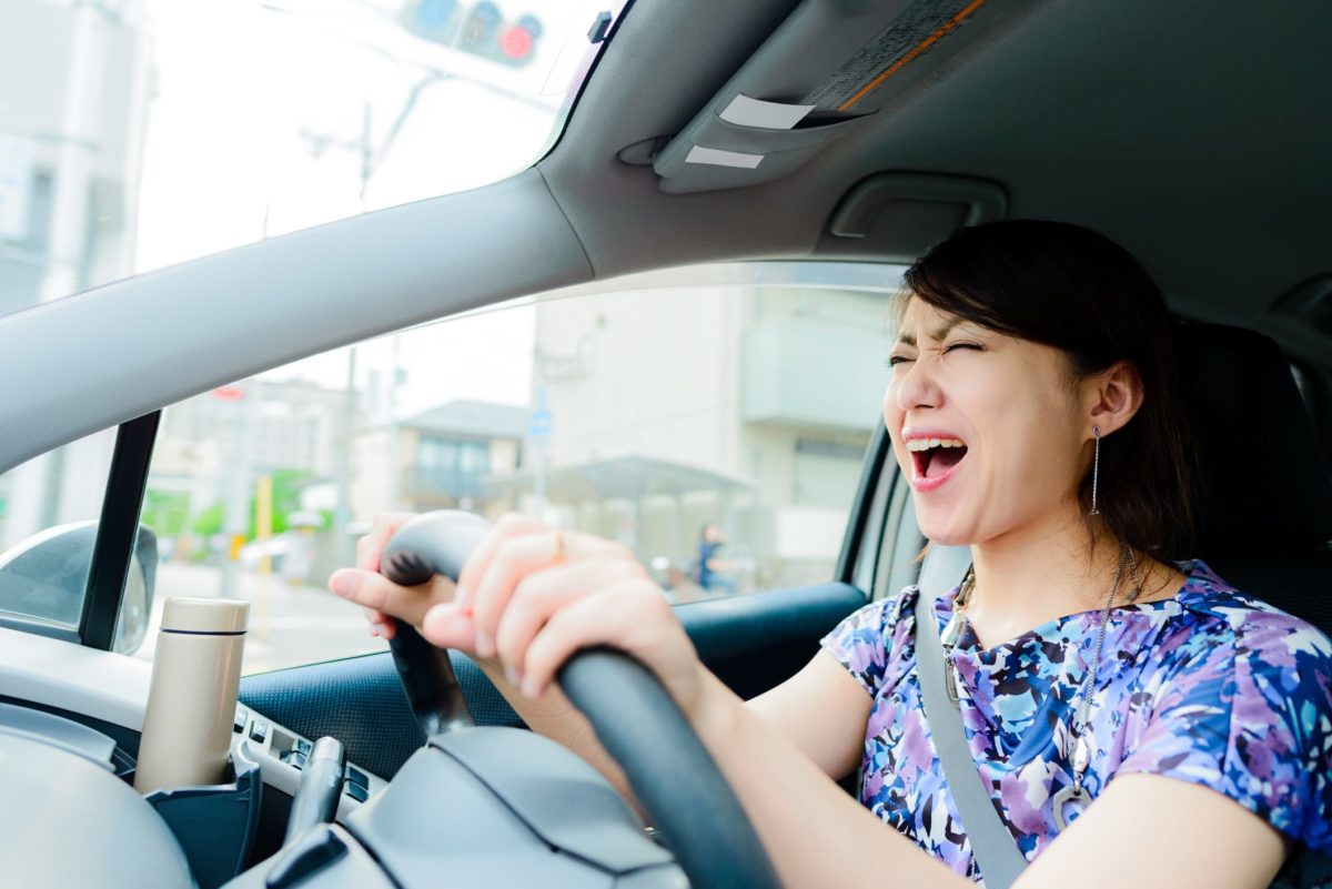 車の運転中に歌う