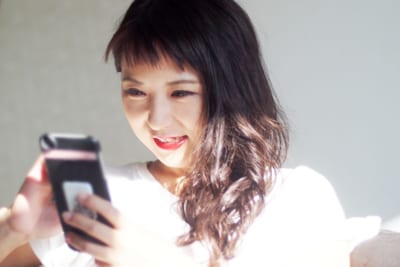 女性 スマホ