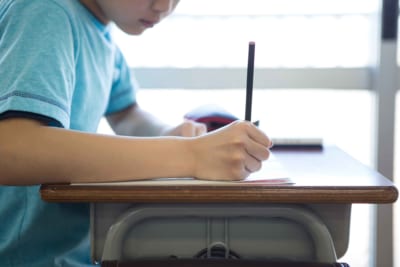 勉強する少年