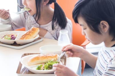 給食を食べる子供