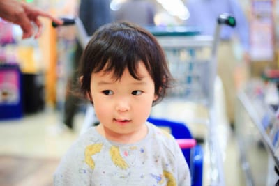 買い物をする子供