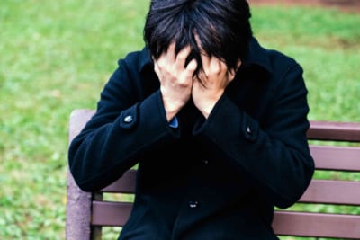 絶望する男性