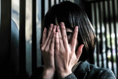 怯える女性