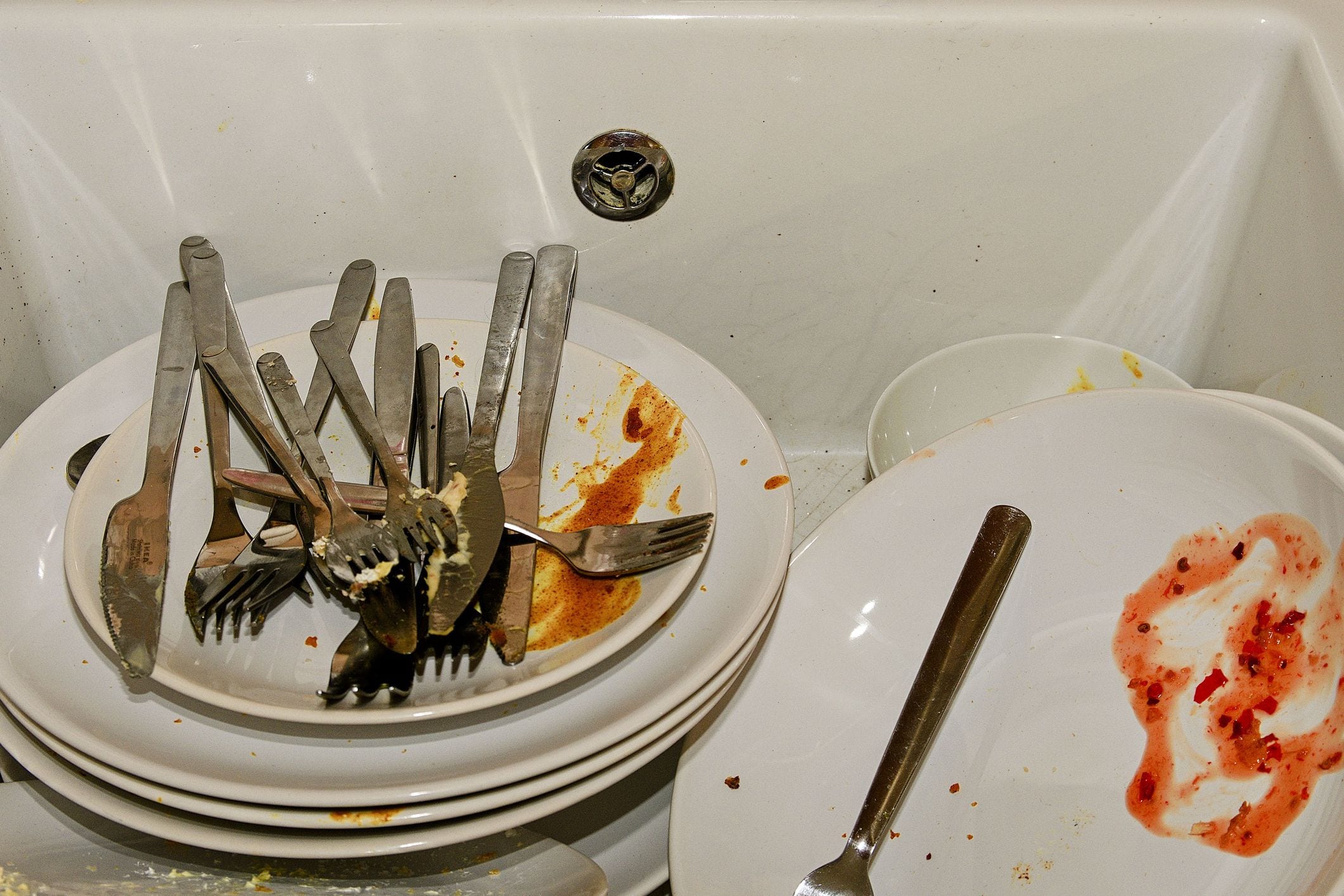 Видеть грязную посуду. Грязная посуда в столовой. Грязная посуда в раковине. Грязные столовые приборы. Немытая посуда.