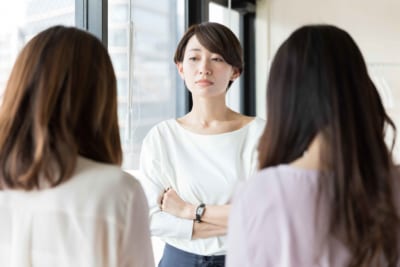 怒る女性