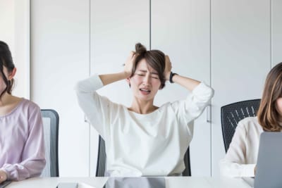 頭を抱える