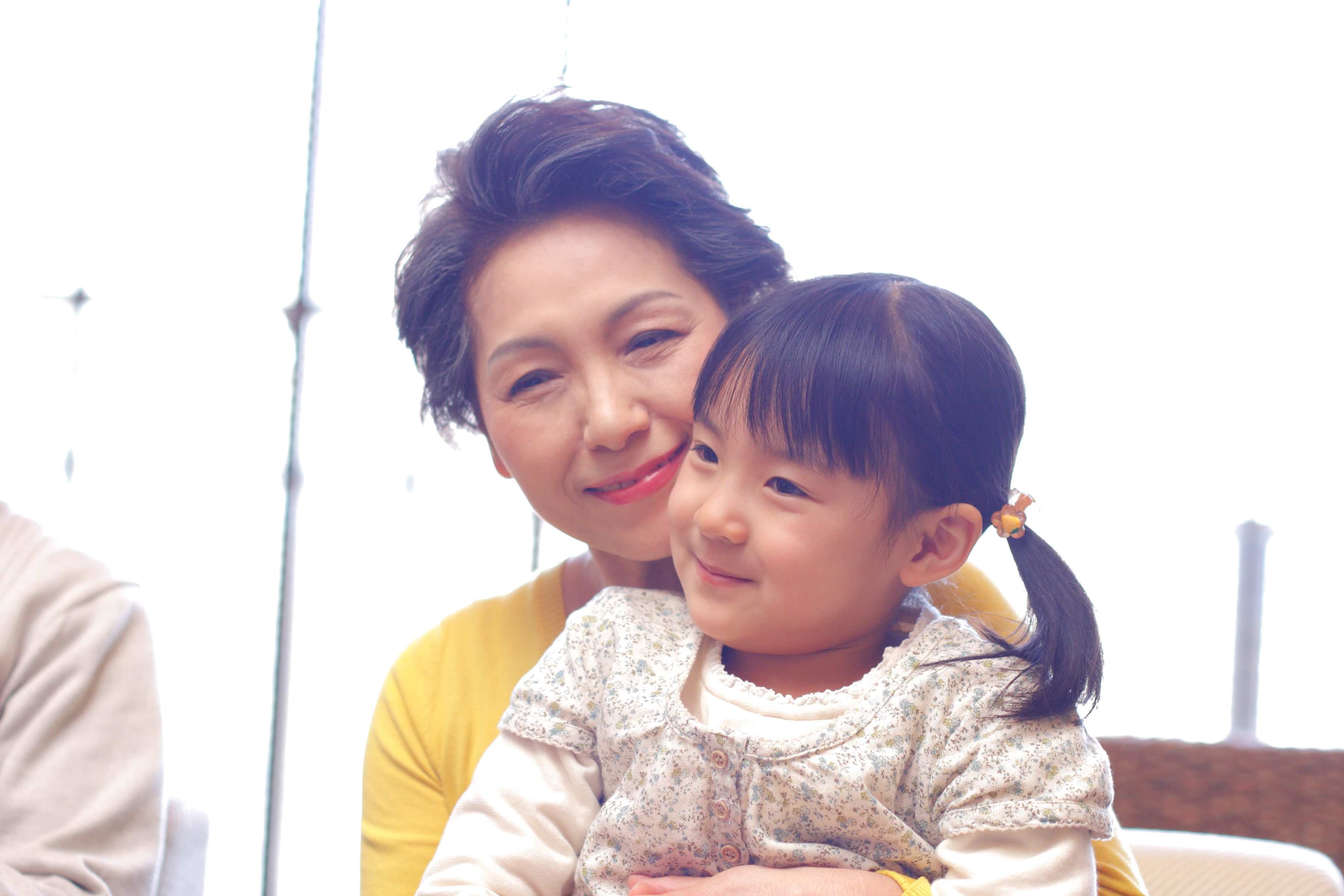 子供を抱える女性